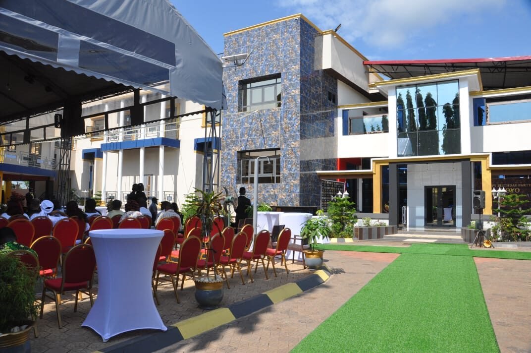 La façade et la terrasse