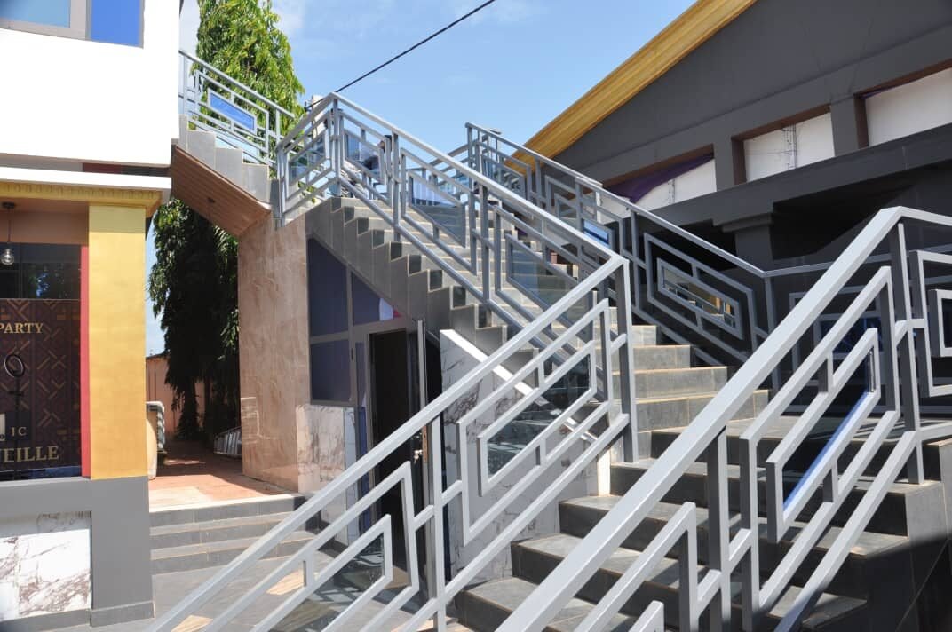Les escaliers et la cour
