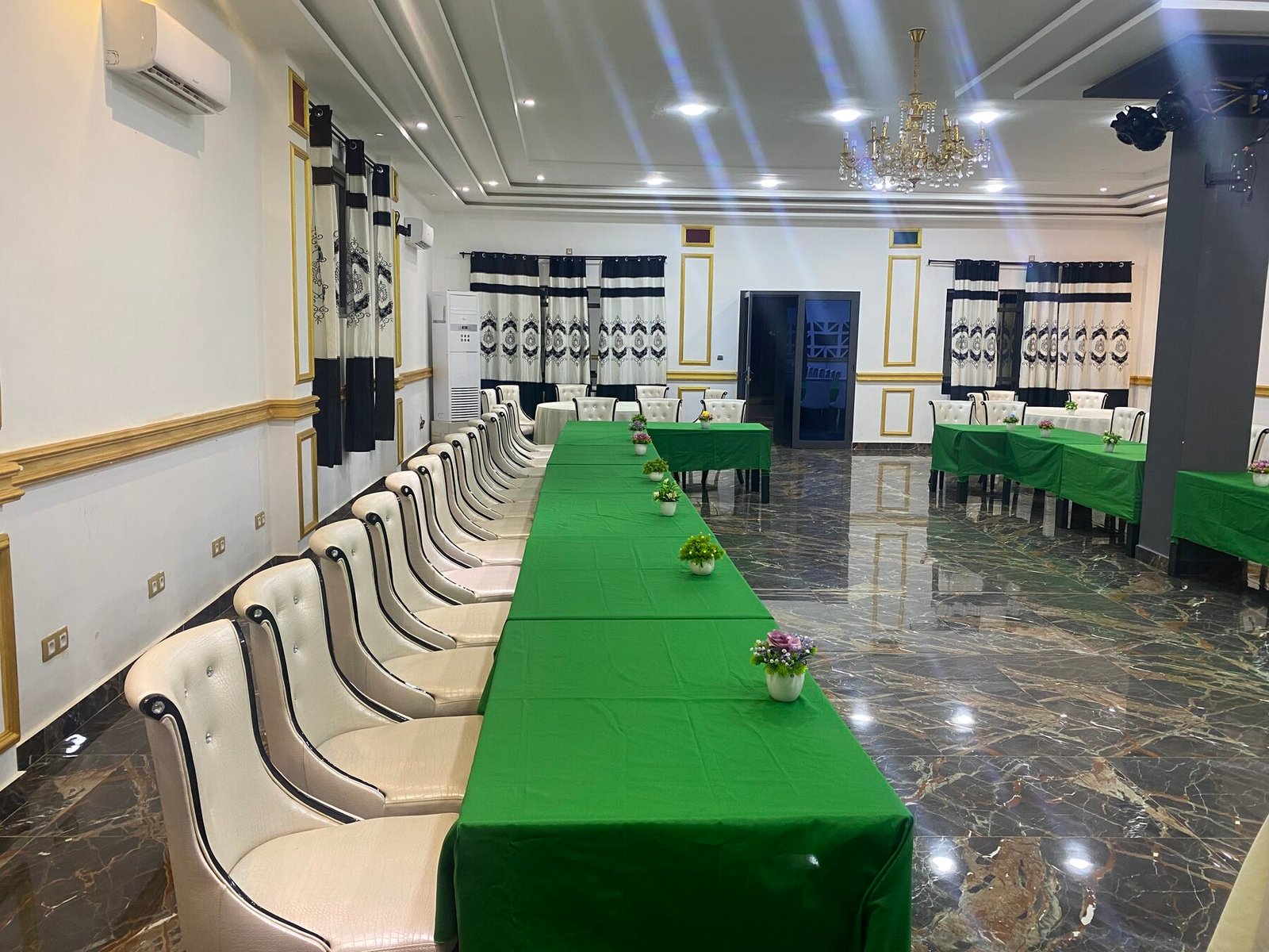 La salle en configuration banquet