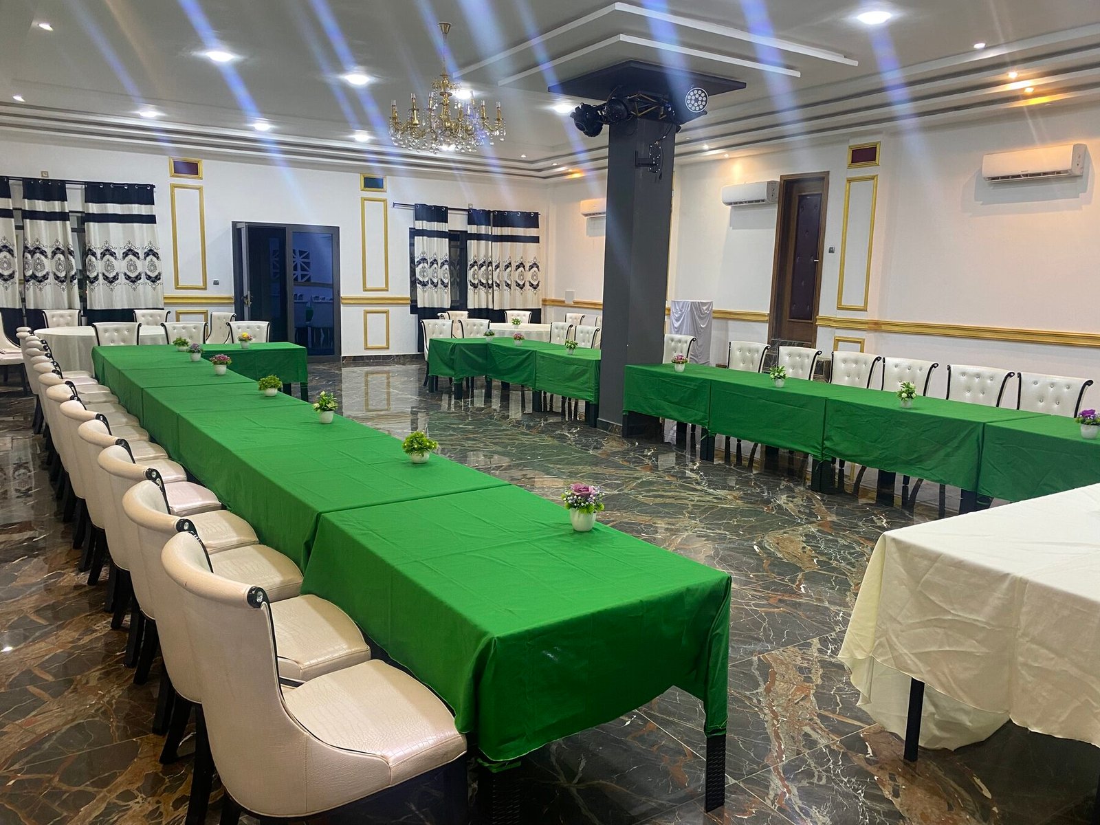 La petite salle en configuration réunion