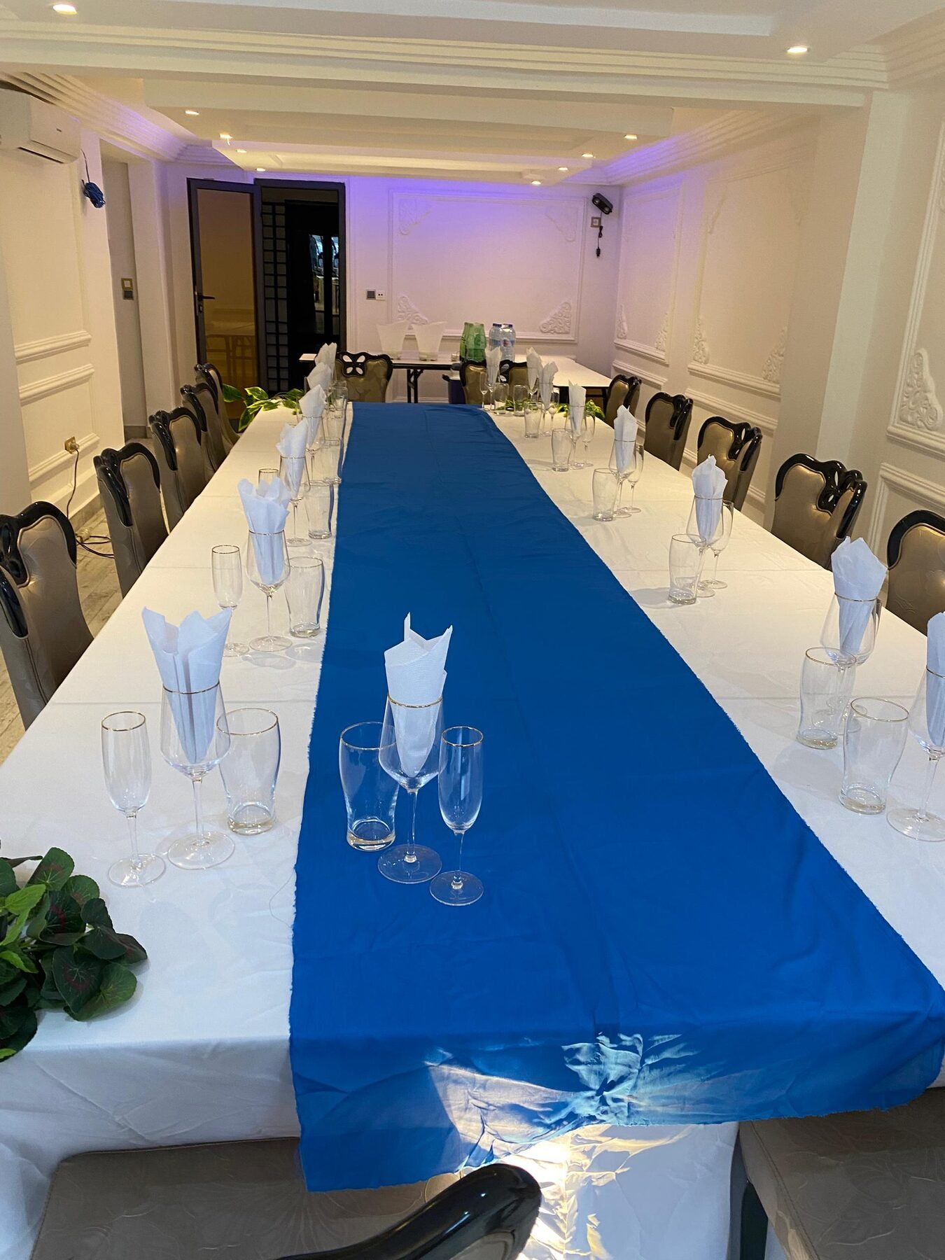 Une table dressée pour un repas de groupe