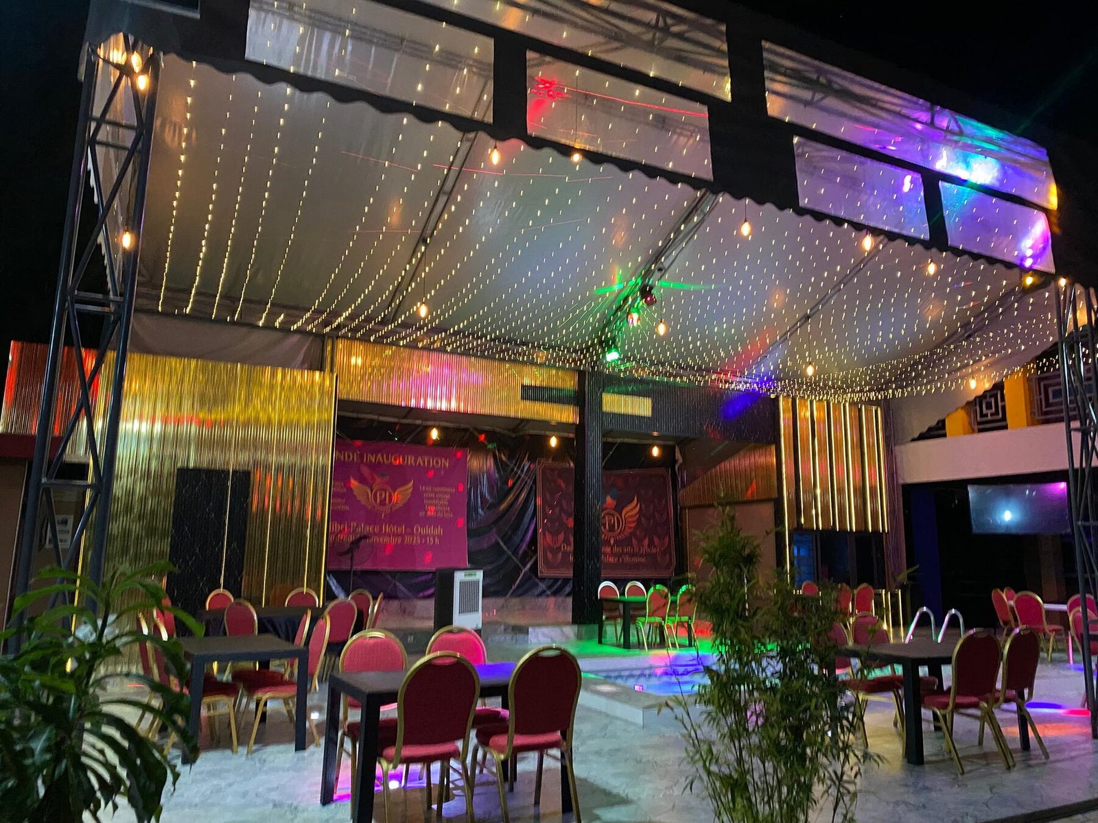 La terrasse du Colibri Palace Hôtel en soirée